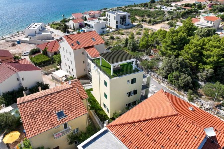 Sevid - novi dvosobni apartman s vrtom i zajedničkim bazenom, 75 m2