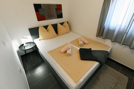 Murter, Betina - kuća s četiri apartmana, 100 m od plaže, 219 m2