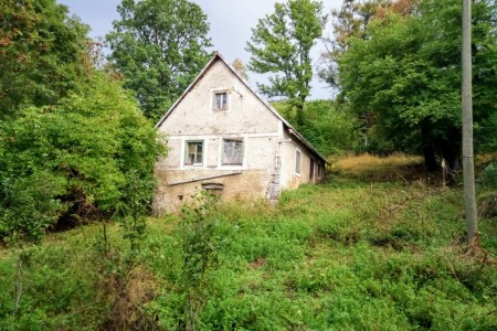 Udbina, Komić, 4 objekta na imanju od 20 hektara