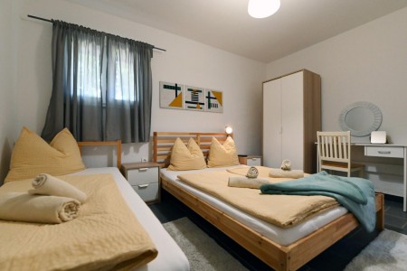 Murter, Betina - kuća s četiri apartmana, 100 m od plaže, 219 m2