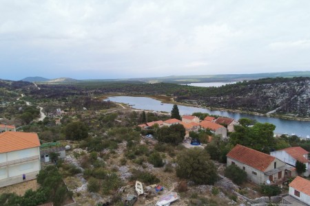 Raslina - građevinsko zemljište s pogledom na more, 1343 m2