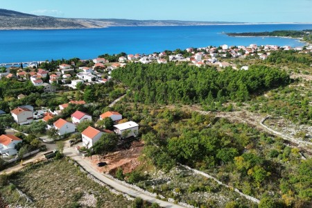 Starigrad, Seline - građevinsko zemljište uz asfalt i infrastrukturu, 608 m2