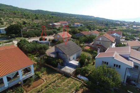 Posedarje - samostojeća kuća s dva stana 155 m2 i garažom 21 m2