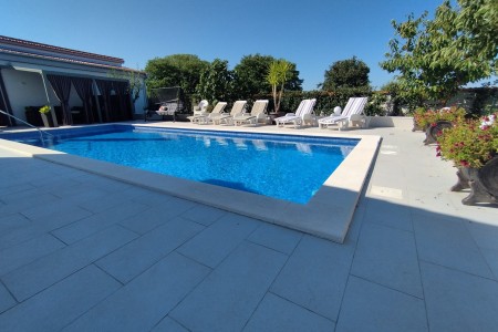 Suhovare - kuća za odmor s bazenom i pomoćnim objektima