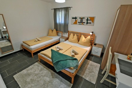 Murter, Betina - kuća s četiri apartmana, 100 m od plaže, 219 m2