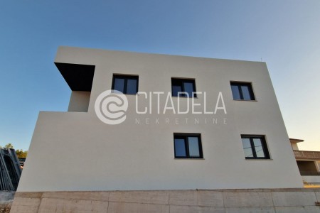 Zadar, Ploča – dvosoban stan s krovnom terasom, novogradnja, 127 m2