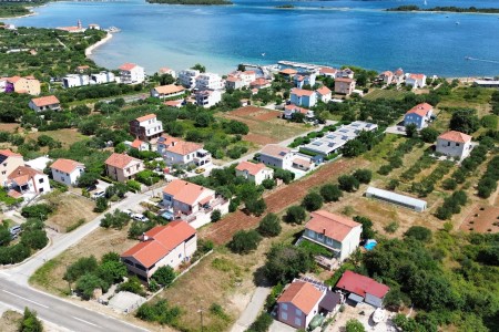 Pašman, Kraj – kuća s tri stana 300 m od pješčane plaže, 229 m2