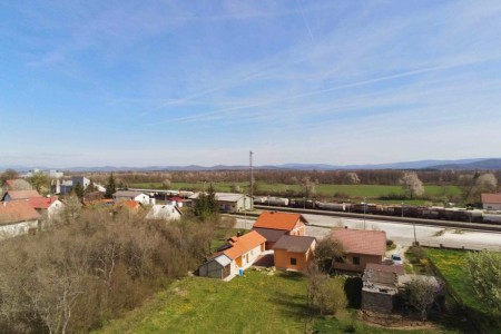 Gospić - kuća s pomoćnim objektom 80 m2 i dvor 1126 m2