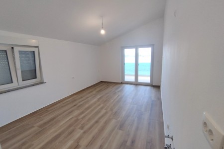 Turanj – nova garsonjera prvi red do mora, 28 m2