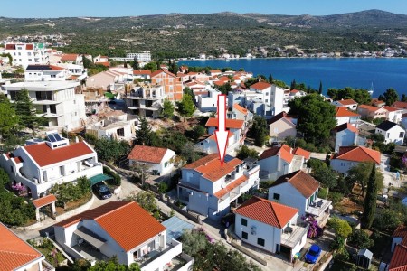 Rogoznica- centar – kuća sa 7 apartmana i pogledom na more, 330,49 m2