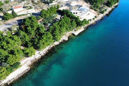Starigrad - građevinsko zemljište prvi red do mora, 2080 m2