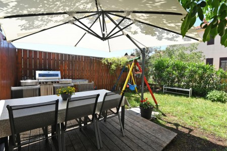Murter, Betina - kuća s četiri apartmana, 100 m od plaže, 219 m2