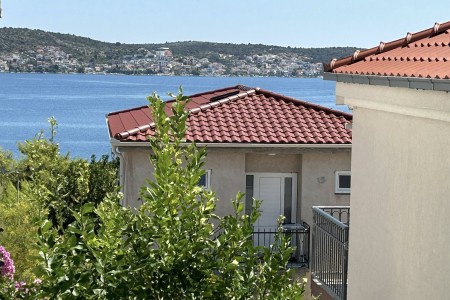 Rogoznica- centar – kuća sa 7 apartmana i pogledom na more, 330,49 m2