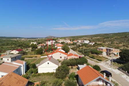 Posedarje - samostojeća kuća s dva stana 155 m2 i garažom 21 m2