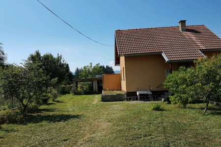 Gospić - kuća s pomoćnim objektom 80 m2 i dvor 1126 m2