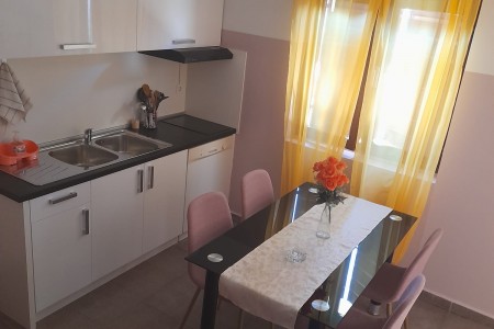 Sveti Filip i Jakov - kuća s 3 apartmana, garažom i podrumom, 220 m2