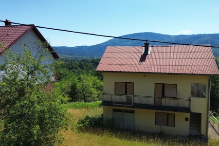 Gračac, Srb - kuća s dva stana 157 m2 i okućnica 1446 m2