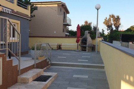 Nin - kuća s 4 apartmana prvi red do mora, 166 m2