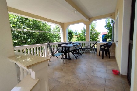 Pirovac - samostojeća kuća s dva stana, 169 m2