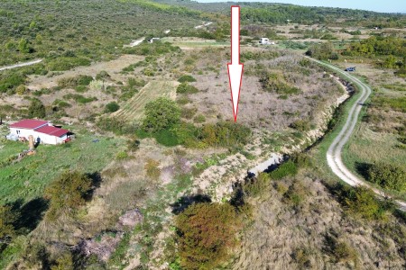Suko&scaron;an - poljoprivredno zemlji&scaron;te uz potok, 2872 m2