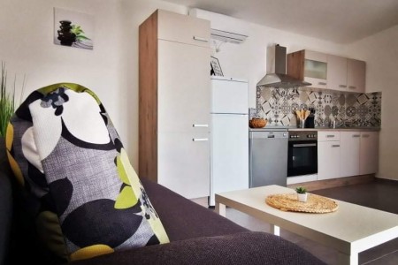 Rogoznica- centar – kuća sa 7 apartmana i pogledom na more, 330,49 m2