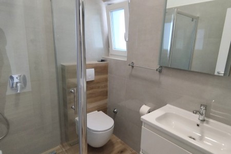 Turanj – novi dvosoban apartman prvi red do mora, 43 m2