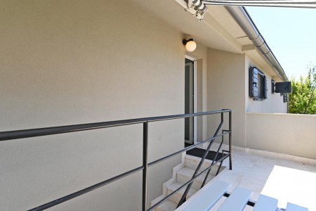 Murter, Betina - kuća s četiri apartmana, 100 m od plaže, 219 m2