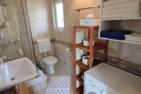 Pirovac - samostojeća kuća s dva stana, 169 m2