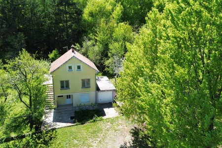 Gračac, Štikada - uređena kuća s dva stana, 138 m2