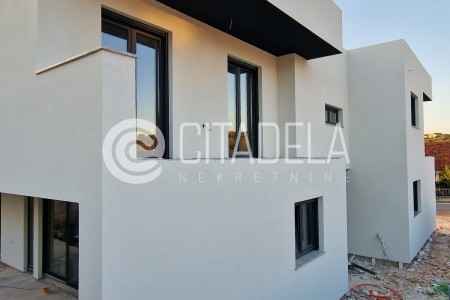 Zadar, Ploča – dvosoban stan s krovnom terasom, novogradnja, 127 m2