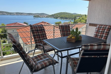 Rogoznica- centar – kuća sa 7 apartmana i pogledom na more, 330,49 m2