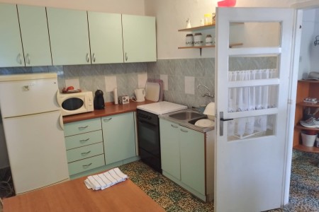 Pirovac - samostojeća kuća s dva stana, 169 m2