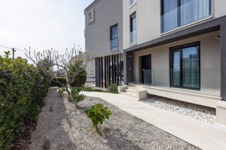 Zadar, Diklo - stan s privatnim ulazom i dvori&scaron;tem, 150m od mora