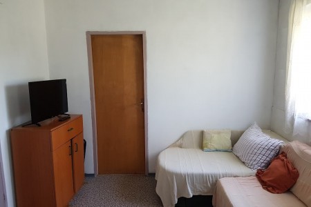 Gospić - kuća s pomoćnim objektom 80 m2 i dvor 1126 m2