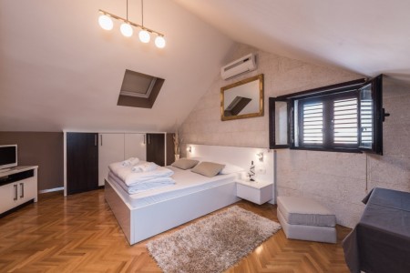 Hotel u centru Zadra s pogledom na Sv. Donat, 182 m2 