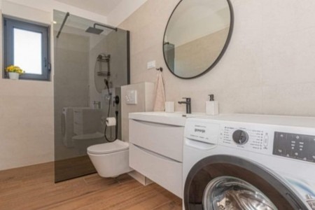 Vodice - nova namještena kuća za odmor s bazenom, 135 m2