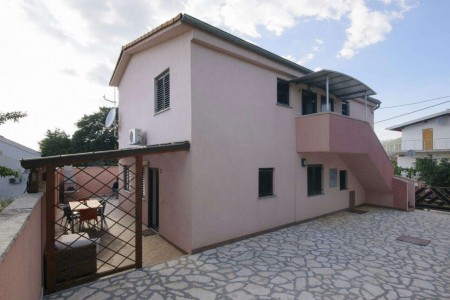 Gornji Karin - kuća s četiri namještena apartmana, 215 m2