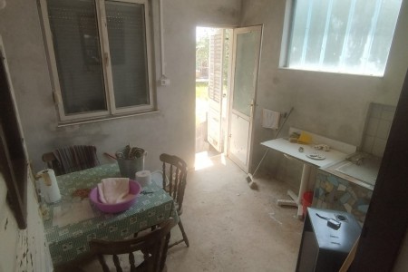 Sukošan, Debeljak - kuća 74 m2 i pomoćni objekat na zemljištu od 2096 m2