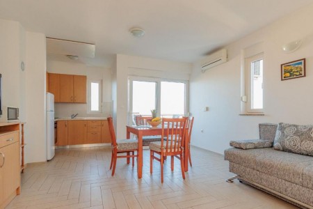 NIN - jednosoban apartman s bazenom i dvorištem – 54 m2