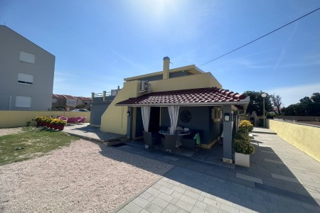 Nin - kuća s 4 apartmana prvi red do mora, 166 m2