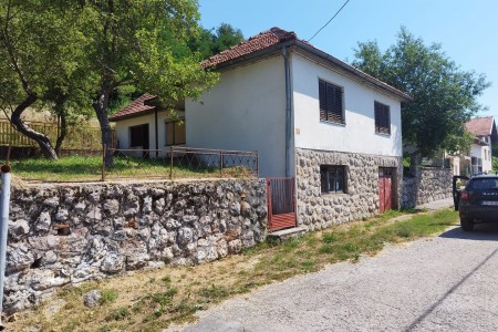 Gračac, Srb - kuća na mirnoj lokaciji s pogledom, 107 m2