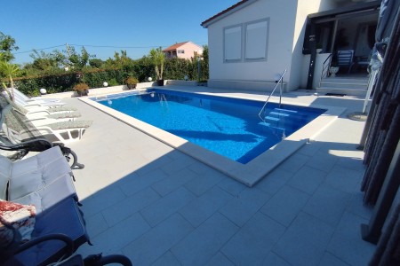 Suhovare - kuća za odmor s bazenom i pomoćnim objektima