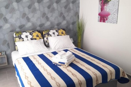 Rogoznica- centar – kuća sa 7 apartmana i pogledom na more, 330,49 m2