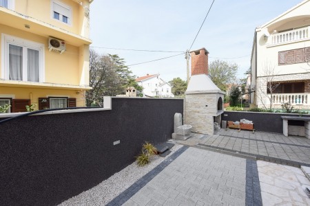 Zadar, Diklo - stan s privatnim ulazom i dvori&scaron;tem, 150m od mora