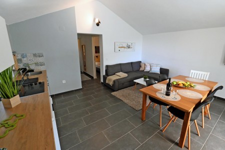 Murter, Betina - kuća s četiri apartmana, 100 m od plaže, 219 m2