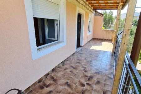 Pašman, Ždrelac - kuća 130 m2, 300 m od mora