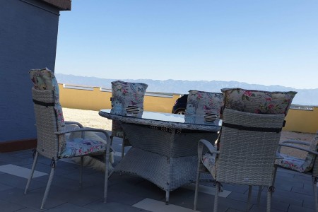 Nin - kuća s 4 apartmana prvi red do mora, 166 m2