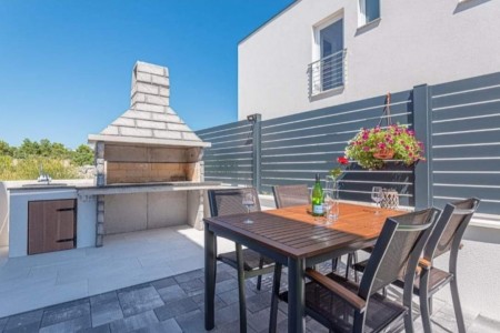 Vodice - nova namještena kuća za odmor s bazenom, 135 m2