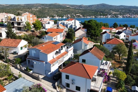 Rogoznica- centar – kuća sa 7 apartmana i pogledom na more, 330,49 m2