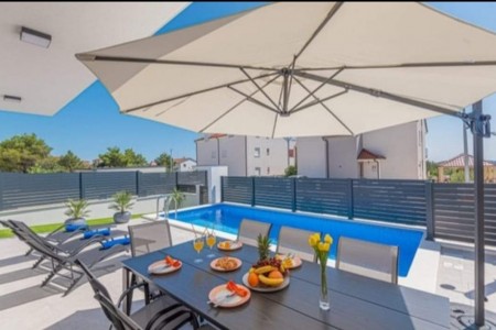 Vodice - nova namještena kuća za odmor s bazenom, 135 m2